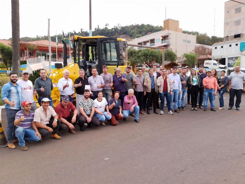 Prefeitura de Nova Laranjeiras recebe Trator de esteiras do Governo do Estado